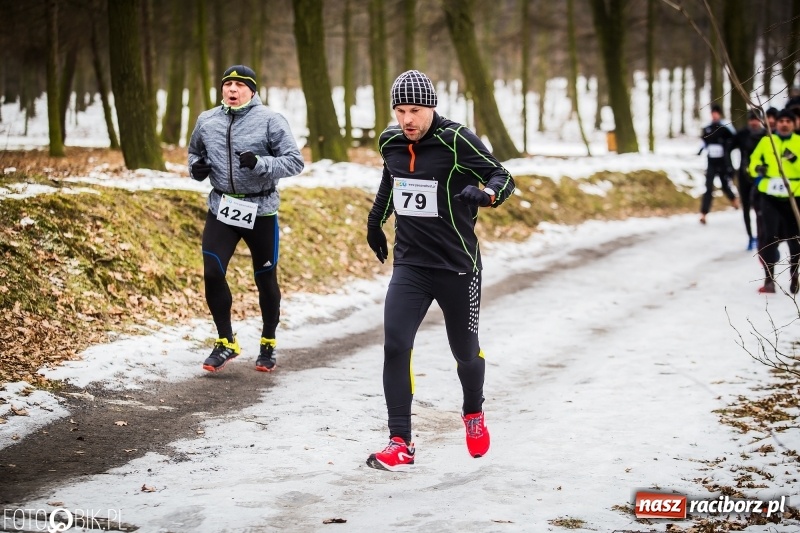 Zdjęcie w galerii na portalu naszraciborz.pl: Mróz, lód i śnieg niestraszny biegaczom. Blisko 500 twardzieli pokonało trasę w Oborze wiadomości z regionu