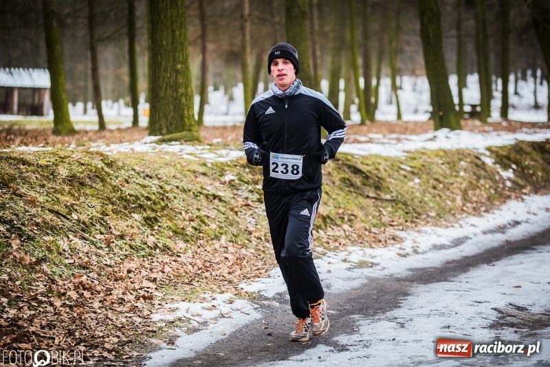 Zdjęcie w galerii na portalu naszraciborz.pl: Mróz, lód i śnieg niestraszny biegaczom. Blisko 500 twardzieli pokonało trasę w Oborze wiadomości z regionu