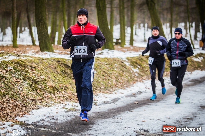 Zdjęcie w galerii na portalu naszraciborz.pl: Mróz, lód i śnieg niestraszny biegaczom. Blisko 500 twardzieli pokonało trasę w Oborze wiadomości z regionu