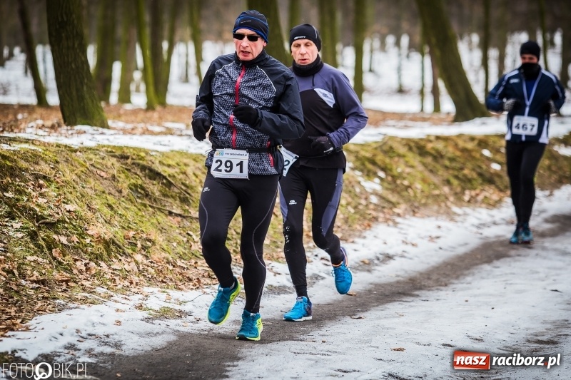 Zdjęcie w galerii na portalu naszraciborz.pl: Mróz, lód i śnieg niestraszny biegaczom. Blisko 500 twardzieli pokonało trasę w Oborze wiadomości z regionu