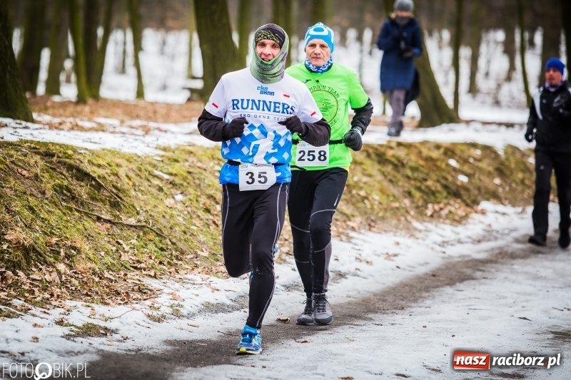 Zdjęcie w galerii na portalu naszraciborz.pl: Mróz, lód i śnieg niestraszny biegaczom. Blisko 500 twardzieli pokonało trasę w Oborze wiadomości z regionu