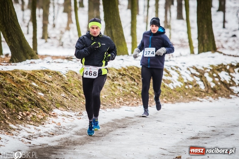 Zdjęcie w galerii na portalu naszraciborz.pl: Mróz, lód i śnieg niestraszny biegaczom. Blisko 500 twardzieli pokonało trasę w Oborze wiadomości z regionu