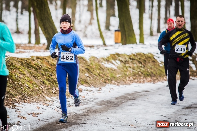 Zdjęcie w galerii na portalu naszraciborz.pl: Mróz, lód i śnieg niestraszny biegaczom. Blisko 500 twardzieli pokonało trasę w Oborze wiadomości z regionu