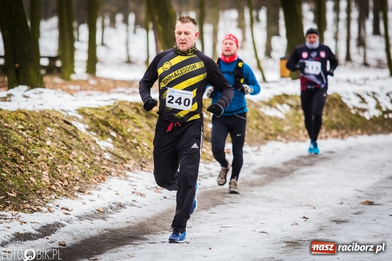 Zdjęcie w galerii na portalu naszraciborz.pl: Mróz, lód i śnieg niestraszny biegaczom. Blisko 500 twardzieli pokonało trasę w Oborze wiadomości z regionu