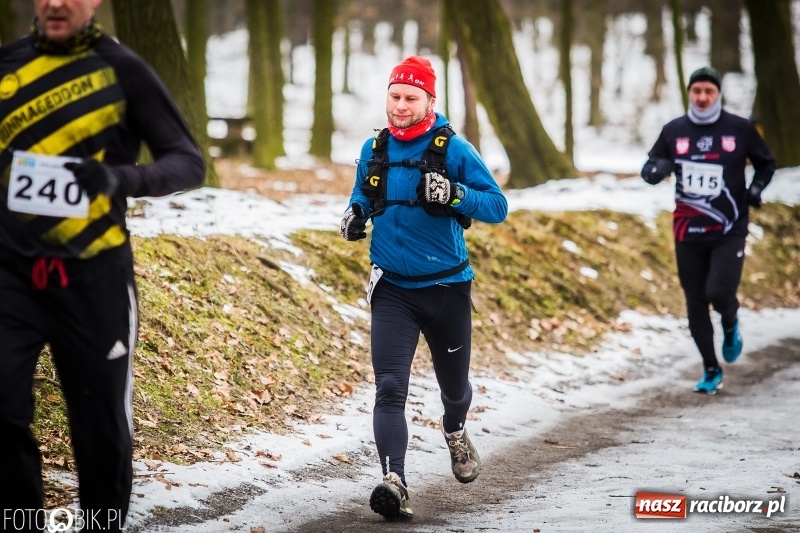 Zdjęcie w galerii na portalu naszraciborz.pl: Mróz, lód i śnieg niestraszny biegaczom. Blisko 500 twardzieli pokonało trasę w Oborze wiadomości z regionu