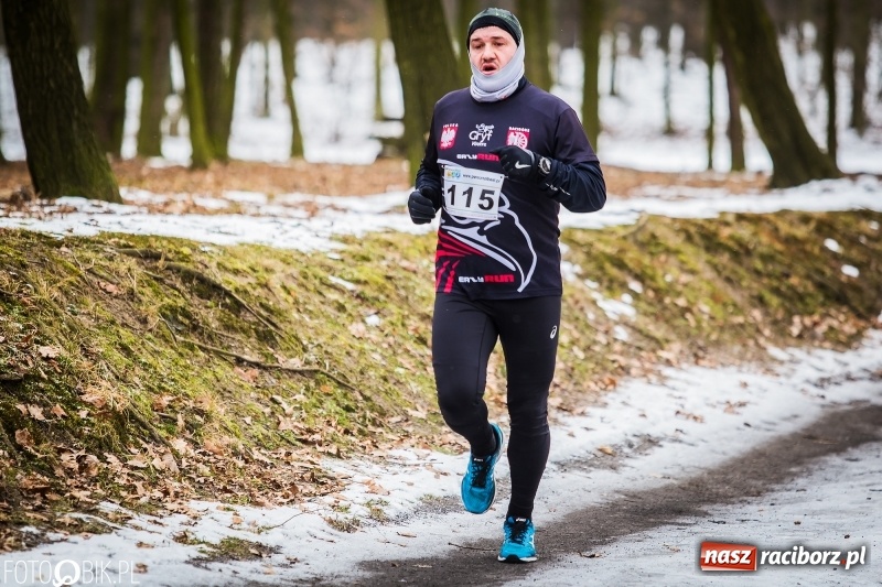 Zdjęcie w galerii na portalu naszraciborz.pl: Mróz, lód i śnieg niestraszny biegaczom. Blisko 500 twardzieli pokonało trasę w Oborze wiadomości z regionu