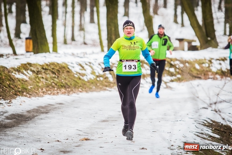 Zdjęcie w galerii na portalu naszraciborz.pl: Mróz, lód i śnieg niestraszny biegaczom. Blisko 500 twardzieli pokonało trasę w Oborze wiadomości z regionu