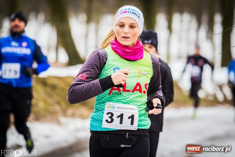 Zdjęcie w galerii na portalu naszraciborz.pl: Mróz, lód i śnieg niestraszny biegaczom. Blisko 500 twardzieli pokonało trasę w Oborze wiadomości z regionu