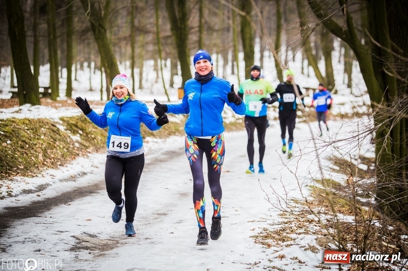 Zdjęcie w galerii na portalu naszraciborz.pl: Mróz, lód i śnieg niestraszny biegaczom. Blisko 500 twardzieli pokonało trasę w Oborze wiadomości z regionu
