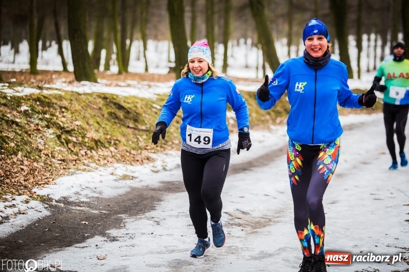 Zdjęcie w galerii na portalu naszraciborz.pl: Mróz, lód i śnieg niestraszny biegaczom. Blisko 500 twardzieli pokonało trasę w Oborze wiadomości z regionu