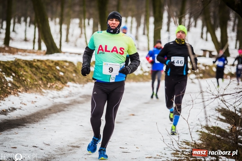 Zdjęcie w galerii na portalu naszraciborz.pl: Mróz, lód i śnieg niestraszny biegaczom. Blisko 500 twardzieli pokonało trasę w Oborze wiadomości z regionu