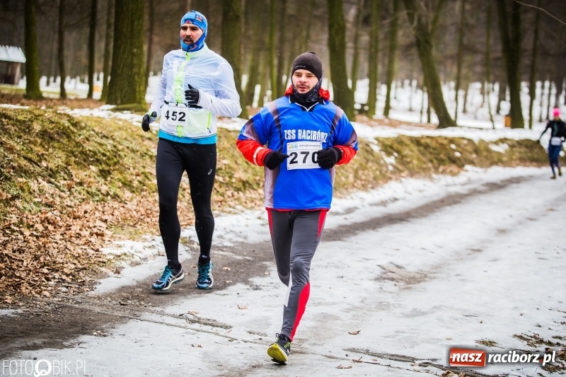 Zdjęcie w galerii na portalu naszraciborz.pl: Mróz, lód i śnieg niestraszny biegaczom. Blisko 500 twardzieli pokonało trasę w Oborze wiadomości z regionu