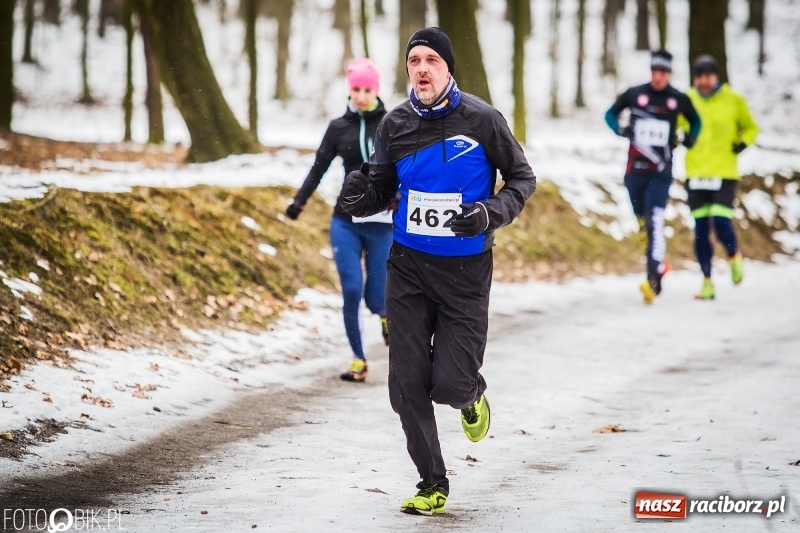 Zdjęcie w galerii na portalu naszraciborz.pl: Mróz, lód i śnieg niestraszny biegaczom. Blisko 500 twardzieli pokonało trasę w Oborze wiadomości z regionu