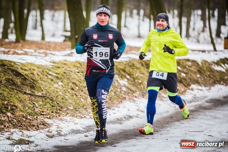Zdjęcie w galerii na portalu naszraciborz.pl: Mróz, lód i śnieg niestraszny biegaczom. Blisko 500 twardzieli pokonało trasę w Oborze wiadomości z regionu