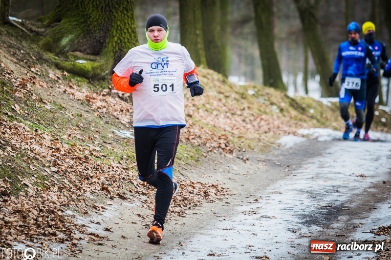 Zdjęcie w galerii na portalu naszraciborz.pl: Mróz, lód i śnieg niestraszny biegaczom. Blisko 500 twardzieli pokonało trasę w Oborze wiadomości z regionu