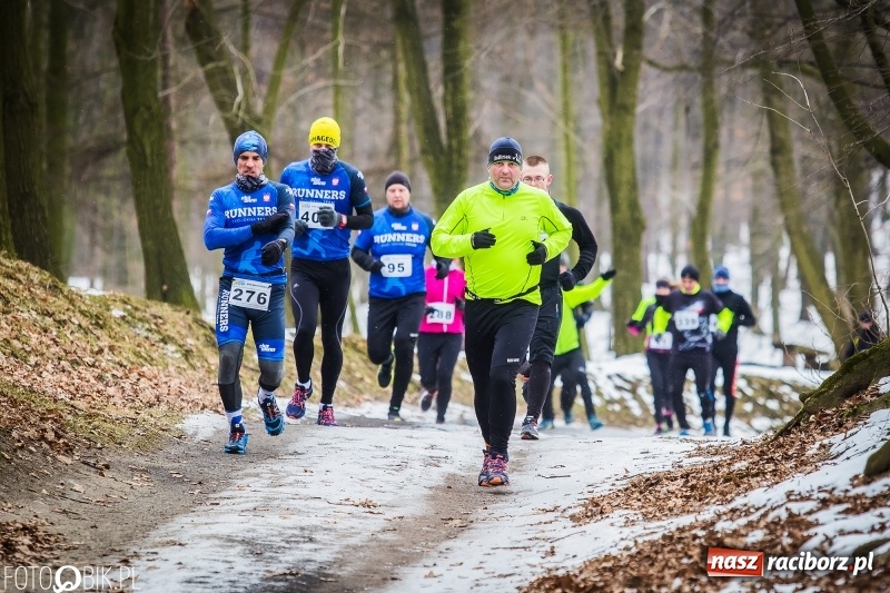 Zdjęcie w galerii na portalu naszraciborz.pl: Mróz, lód i śnieg niestraszny biegaczom. Blisko 500 twardzieli pokonało trasę w Oborze wiadomości z regionu