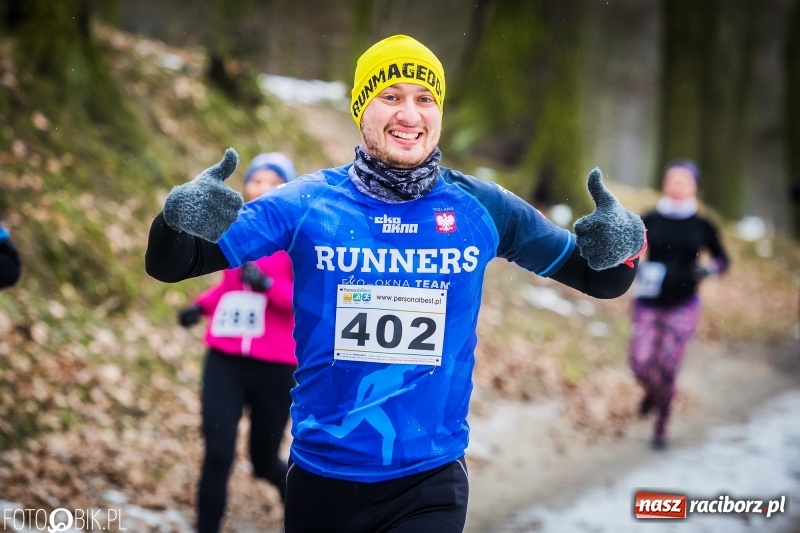 Zdjęcie w galerii na portalu naszraciborz.pl: Mróz, lód i śnieg niestraszny biegaczom. Blisko 500 twardzieli pokonało trasę w Oborze wiadomości z regionu