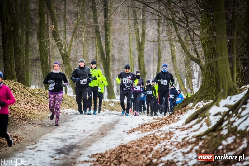 Zdjęcie w galerii na portalu naszraciborz.pl: Mróz, lód i śnieg niestraszny biegaczom. Blisko 500 twardzieli pokonało trasę w Oborze wiadomości z regionu