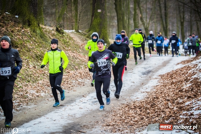 Zdjęcie w galerii na portalu naszraciborz.pl: Mróz, lód i śnieg niestraszny biegaczom. Blisko 500 twardzieli pokonało trasę w Oborze wiadomości z regionu