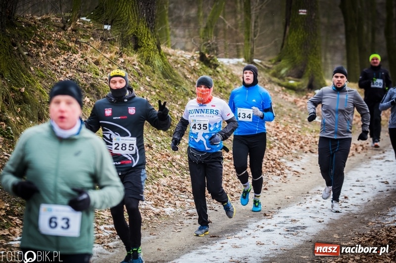 Zdjęcie w galerii na portalu naszraciborz.pl: Mróz, lód i śnieg niestraszny biegaczom. Blisko 500 twardzieli pokonało trasę w Oborze wiadomości z regionu