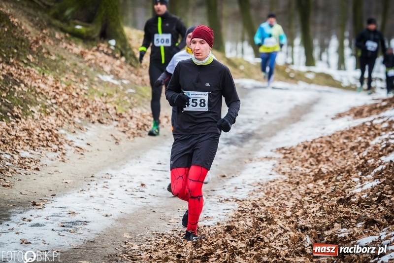 Zdjęcie w galerii na portalu naszraciborz.pl: Mróz, lód i śnieg niestraszny biegaczom. Blisko 500 twardzieli pokonało trasę w Oborze wiadomości z regionu