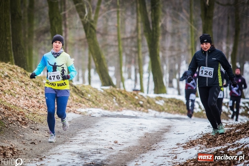 Zdjęcie w galerii na portalu naszraciborz.pl: Mróz, lód i śnieg niestraszny biegaczom. Blisko 500 twardzieli pokonało trasę w Oborze wiadomości z regionu