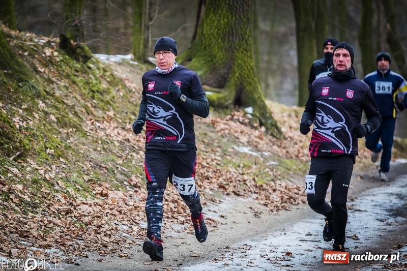 Zdjęcie w galerii na portalu naszraciborz.pl: Mróz, lód i śnieg niestraszny biegaczom. Blisko 500 twardzieli pokonało trasę w Oborze wiadomości z regionu