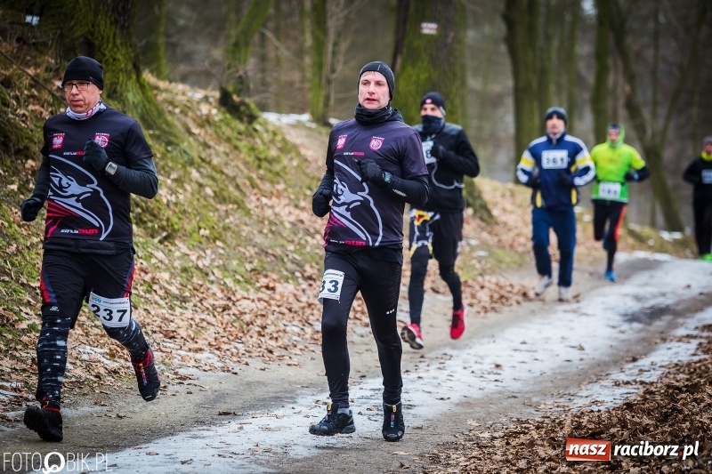Zdjęcie w galerii na portalu naszraciborz.pl: Mróz, lód i śnieg niestraszny biegaczom. Blisko 500 twardzieli pokonało trasę w Oborze wiadomości z regionu