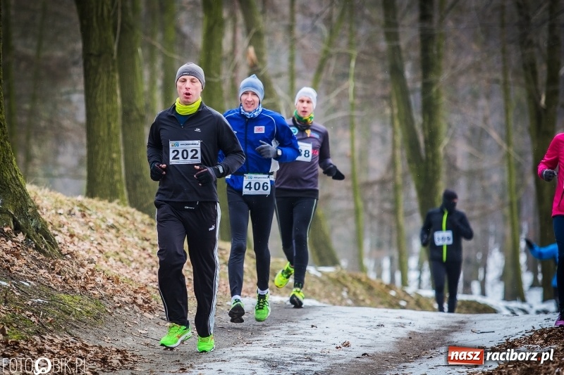 Zdjęcie w galerii na portalu naszraciborz.pl: Mróz, lód i śnieg niestraszny biegaczom. Blisko 500 twardzieli pokonało trasę w Oborze wiadomości z regionu