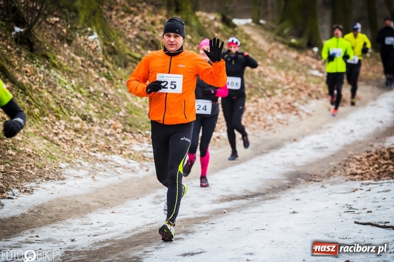 Zdjęcie w galerii na portalu naszraciborz.pl: Mróz, lód i śnieg niestraszny biegaczom. Blisko 500 twardzieli pokonało trasę w Oborze wiadomości z regionu