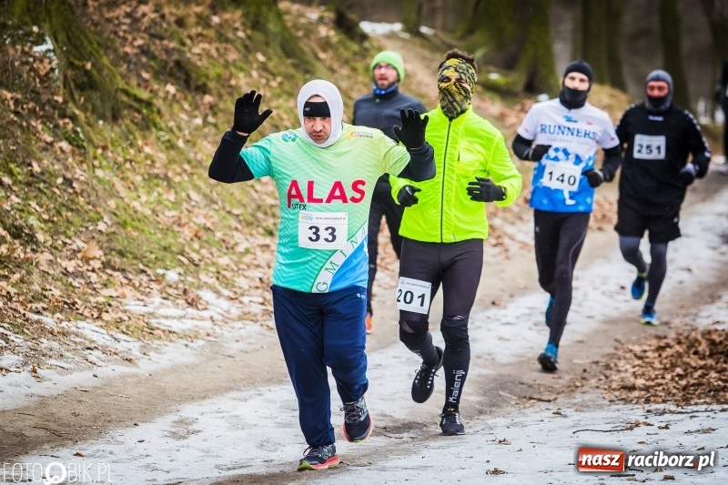 Zdjęcie w galerii na portalu naszraciborz.pl: Mróz, lód i śnieg niestraszny biegaczom. Blisko 500 twardzieli pokonało trasę w Oborze wiadomości z regionu