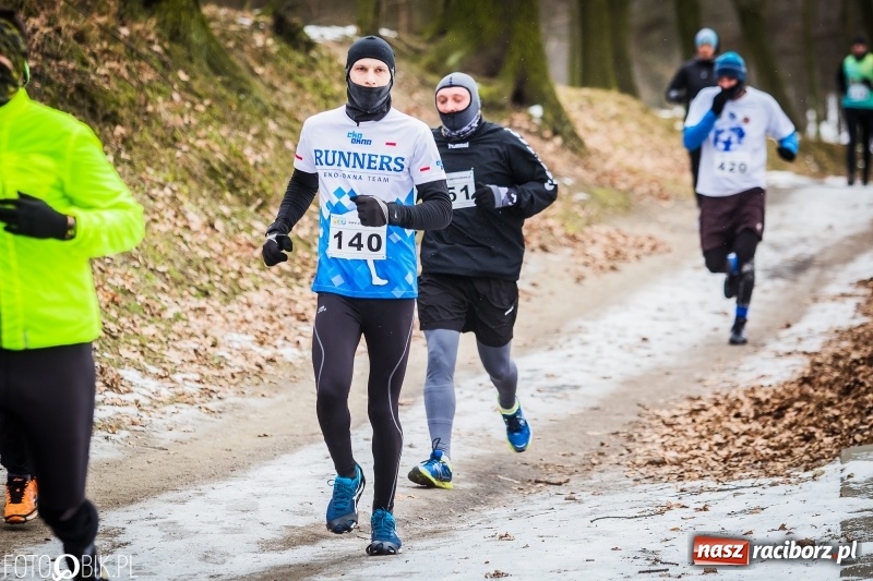 Zdjęcie w galerii na portalu naszraciborz.pl: Mróz, lód i śnieg niestraszny biegaczom. Blisko 500 twardzieli pokonało trasę w Oborze wiadomości z regionu