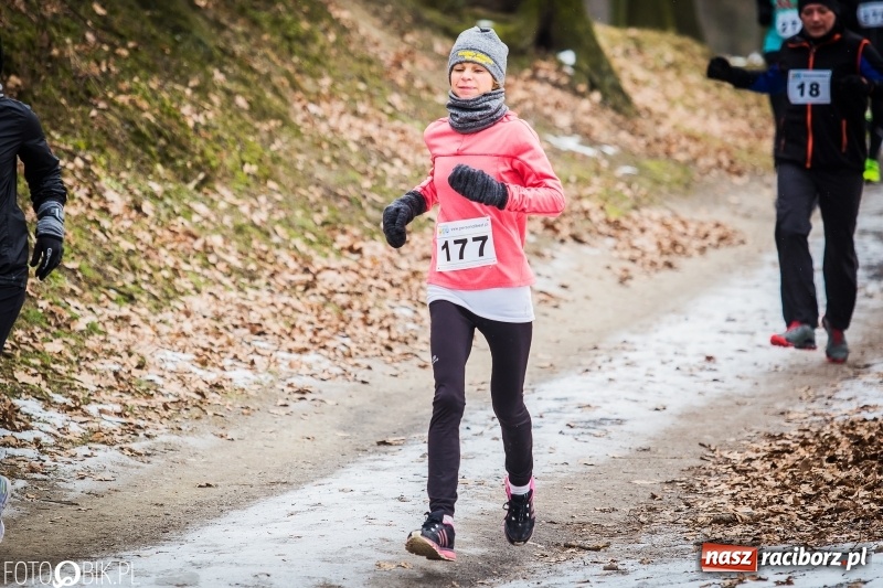 Zdjęcie w galerii na portalu naszraciborz.pl: Mróz, lód i śnieg niestraszny biegaczom. Blisko 500 twardzieli pokonało trasę w Oborze wiadomości z regionu