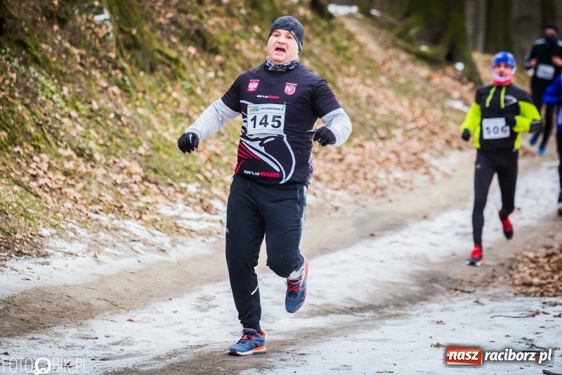 Zdjęcie w galerii na portalu naszraciborz.pl: Mróz, lód i śnieg niestraszny biegaczom. Blisko 500 twardzieli pokonało trasę w Oborze wiadomości z regionu