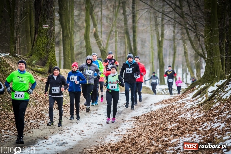 Zdjęcie w galerii na portalu naszraciborz.pl: Mróz, lód i śnieg niestraszny biegaczom. Blisko 500 twardzieli pokonało trasę w Oborze wiadomości z regionu