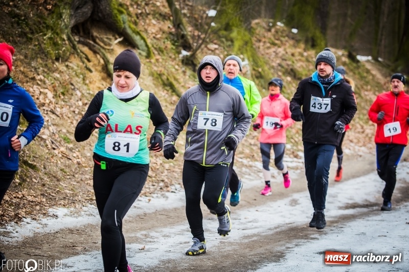 Zdjęcie w galerii na portalu naszraciborz.pl: Mróz, lód i śnieg niestraszny biegaczom. Blisko 500 twardzieli pokonało trasę w Oborze wiadomości z regionu