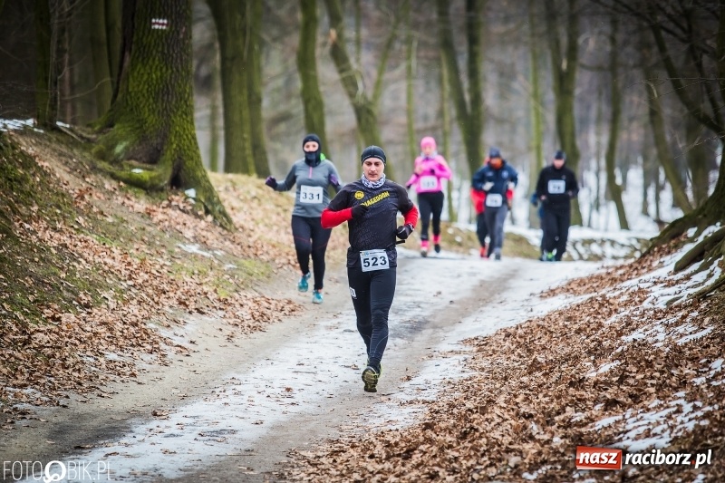 Zdjęcie w galerii na portalu naszraciborz.pl: Mróz, lód i śnieg niestraszny biegaczom. Blisko 500 twardzieli pokonało trasę w Oborze wiadomości z regionu