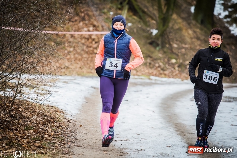 Zdjęcie w galerii na portalu naszraciborz.pl: Mróz, lód i śnieg niestraszny biegaczom. Blisko 500 twardzieli pokonało trasę w Oborze wiadomości z regionu