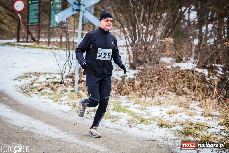 Zdjęcie w galerii na portalu naszraciborz.pl: Mróz, lód i śnieg niestraszny biegaczom. Blisko 500 twardzieli pokonało trasę w Oborze wiadomości z regionu