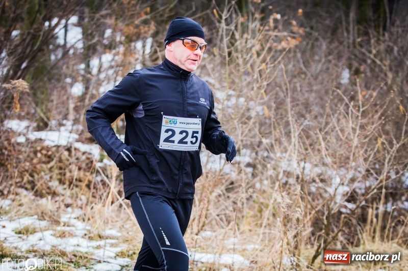 Zdjęcie w galerii na portalu naszraciborz.pl: Mróz, lód i śnieg niestraszny biegaczom. Blisko 500 twardzieli pokonało trasę w Oborze wiadomości z regionu