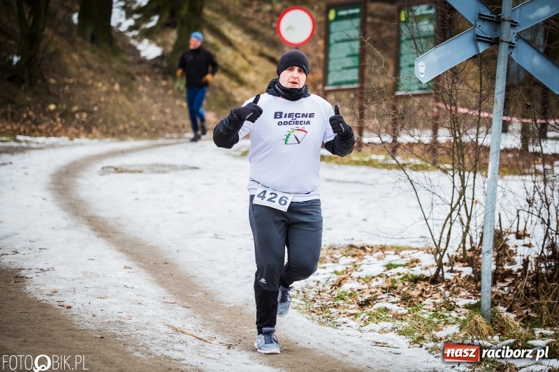 Zdjęcie w galerii na portalu naszraciborz.pl: Mróz, lód i śnieg niestraszny biegaczom. Blisko 500 twardzieli pokonało trasę w Oborze wiadomości z regionu