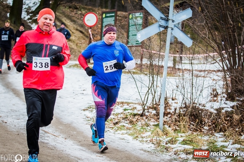 Zdjęcie w galerii na portalu naszraciborz.pl: Mróz, lód i śnieg niestraszny biegaczom. Blisko 500 twardzieli pokonało trasę w Oborze wiadomości z regionu