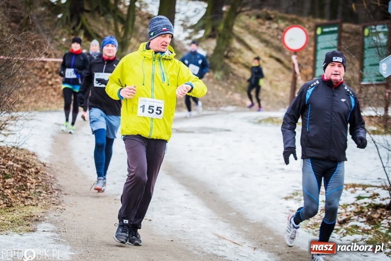 Zdjęcie w galerii na portalu naszraciborz.pl: Mróz, lód i śnieg niestraszny biegaczom. Blisko 500 twardzieli pokonało trasę w Oborze wiadomości z regionu