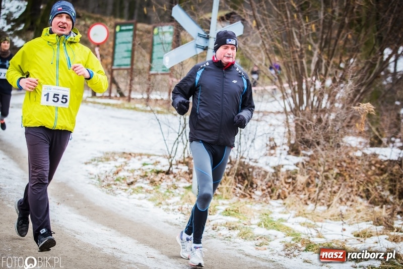 Zdjęcie w galerii na portalu naszraciborz.pl: Mróz, lód i śnieg niestraszny biegaczom. Blisko 500 twardzieli pokonało trasę w Oborze wiadomości z regionu