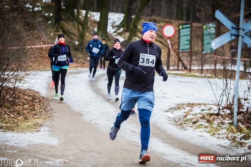 Zdjęcie w galerii na portalu naszraciborz.pl: Mróz, lód i śnieg niestraszny biegaczom. Blisko 500 twardzieli pokonało trasę w Oborze wiadomości z regionu