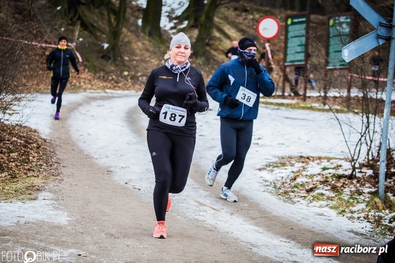 Zdjęcie w galerii na portalu naszraciborz.pl: Mróz, lód i śnieg niestraszny biegaczom. Blisko 500 twardzieli pokonało trasę w Oborze wiadomości z regionu