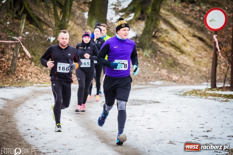 Zdjęcie w galerii na portalu naszraciborz.pl: Mróz, lód i śnieg niestraszny biegaczom. Blisko 500 twardzieli pokonało trasę w Oborze wiadomości z regionu