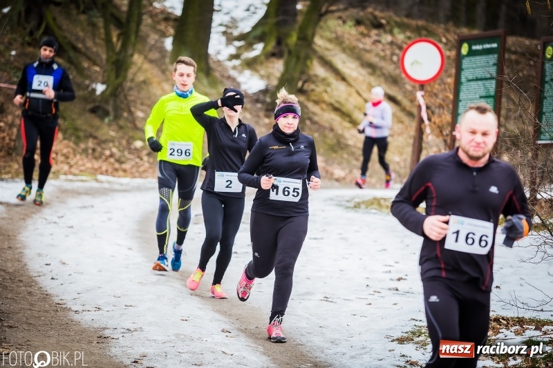 Zdjęcie w galerii na portalu naszraciborz.pl: Mróz, lód i śnieg niestraszny biegaczom. Blisko 500 twardzieli pokonało trasę w Oborze wiadomości z regionu