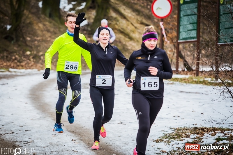 Zdjęcie w galerii na portalu naszraciborz.pl: Mróz, lód i śnieg niestraszny biegaczom. Blisko 500 twardzieli pokonało trasę w Oborze wiadomości z regionu