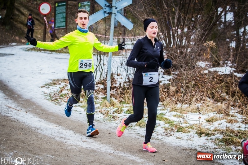 Zdjęcie w galerii na portalu naszraciborz.pl: Mróz, lód i śnieg niestraszny biegaczom. Blisko 500 twardzieli pokonało trasę w Oborze wiadomości z regionu